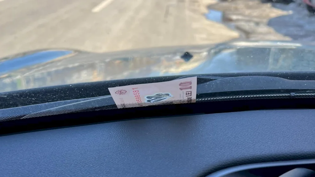 O nouă metodă de jaf: Bancnota pe parbrizul maşinii