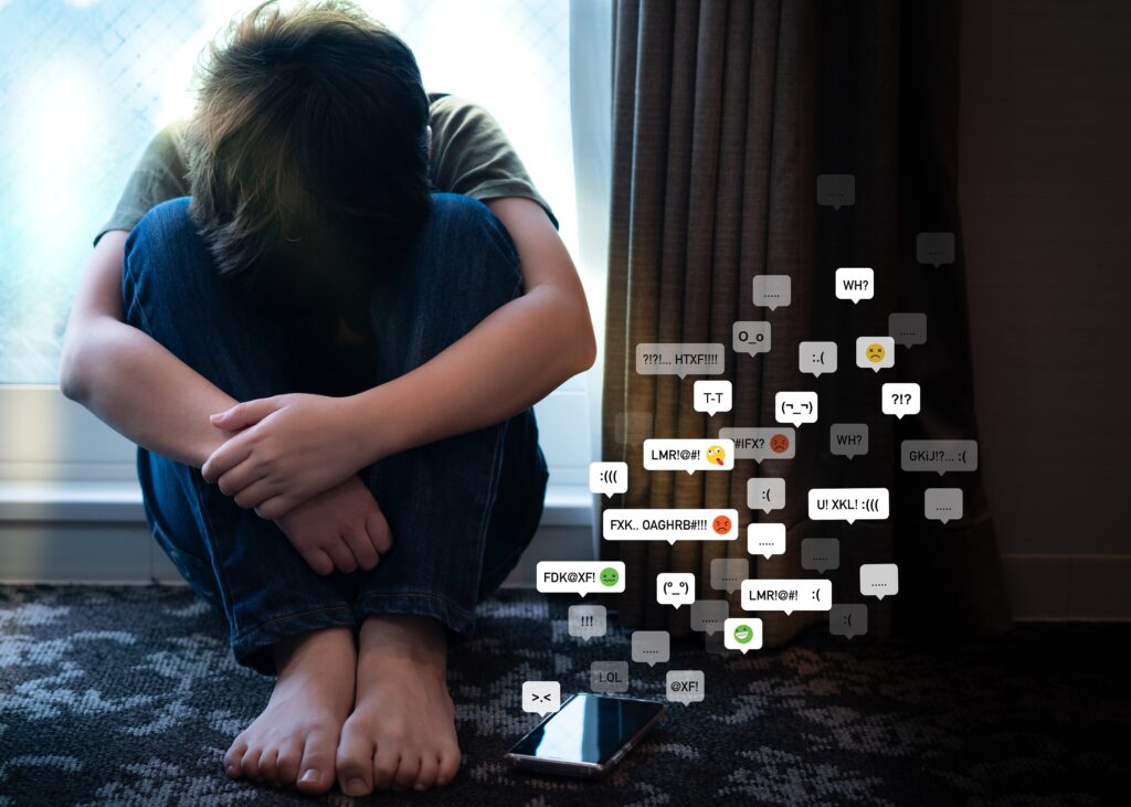 „Am ajuns singur, să nu mai vreau să merg la școală” – 50% dintre copii, victime ale hărţuirii online