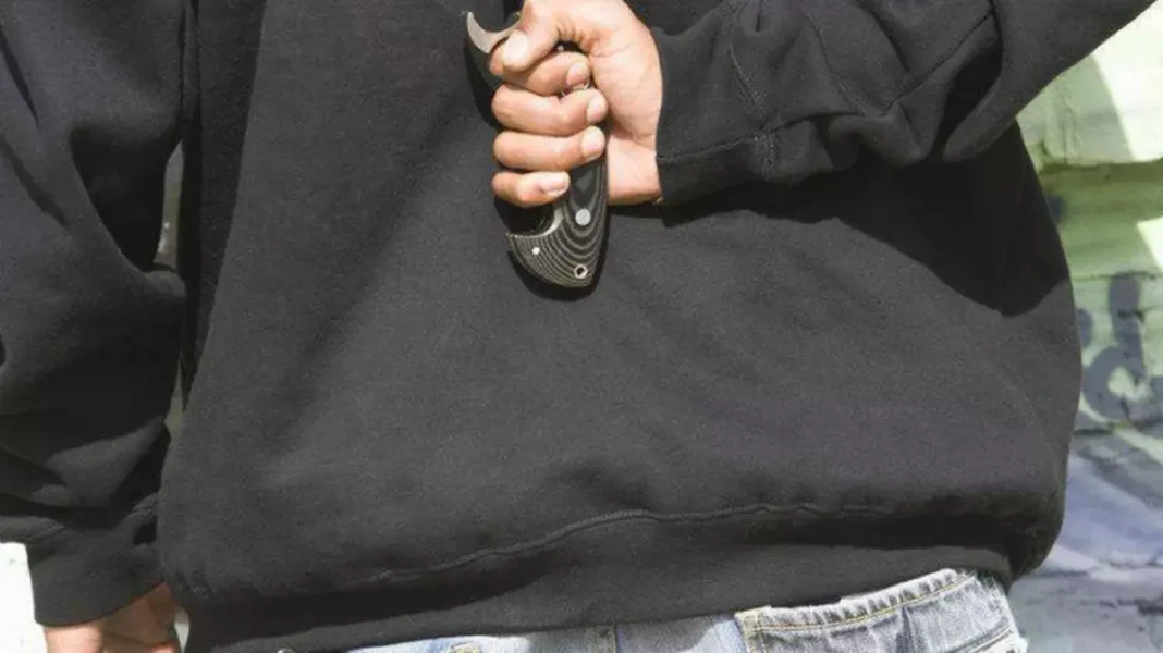 Gorj: Bărbat reținut după ce și-a înjunghiat fiul Gorj: Bărbat reținut după ce și-a înjunghiat fiul