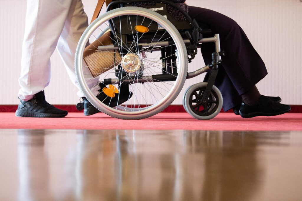 Dreptul la muncă pentru pensionarii de invaliditate, extins de Guvern