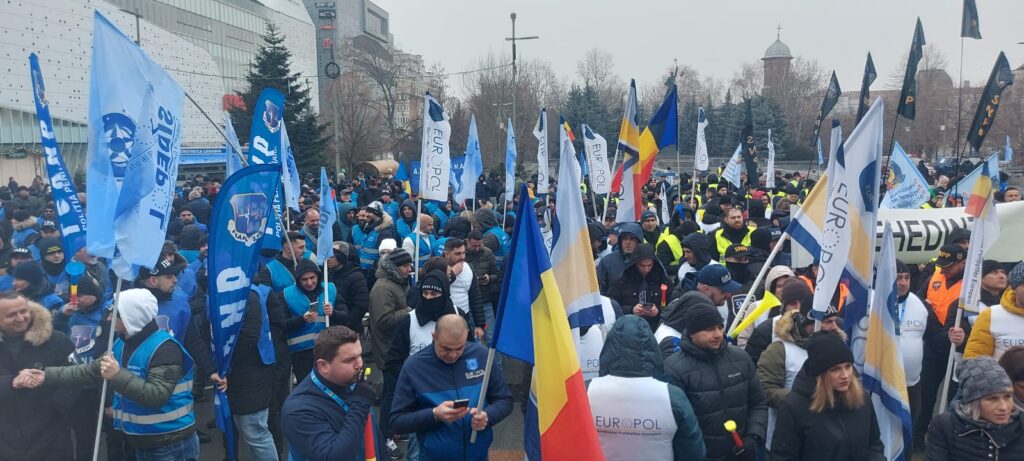 Poliţiştii primesc ce au cerut la proteste: bani, nu zile libere pentru munca suplimentară