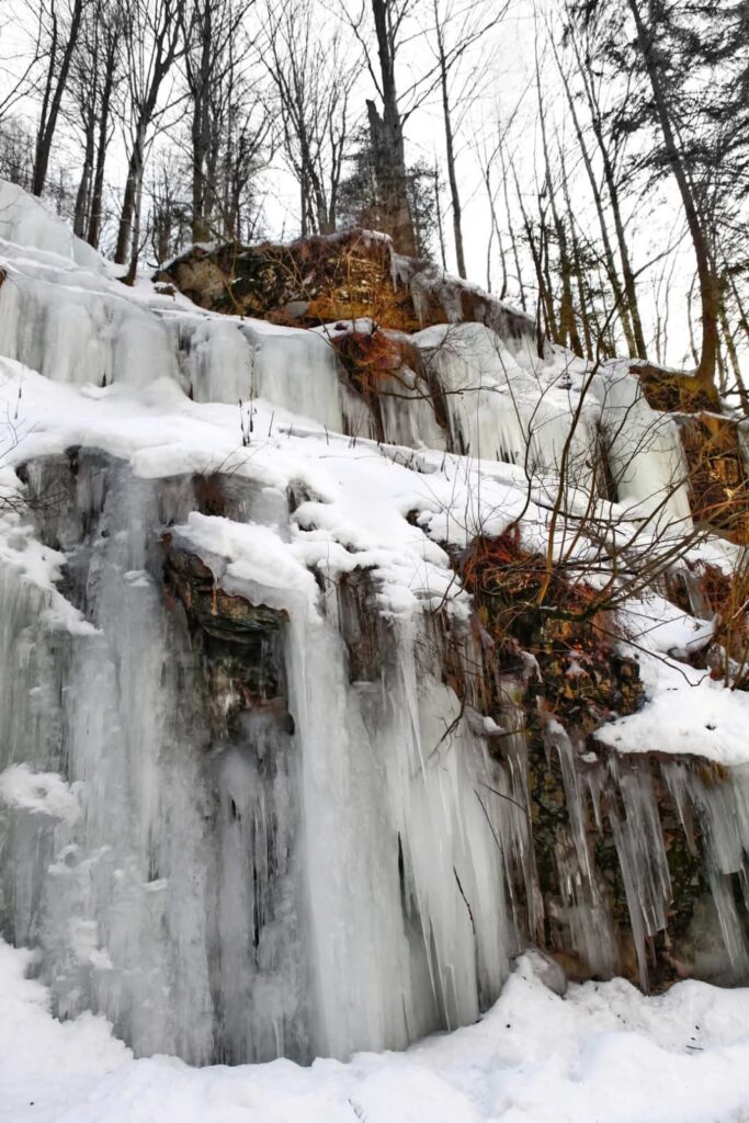 Scufundări sub gheață și cățărare pe cascade înghețate pentru salvamontiștii gorjeni