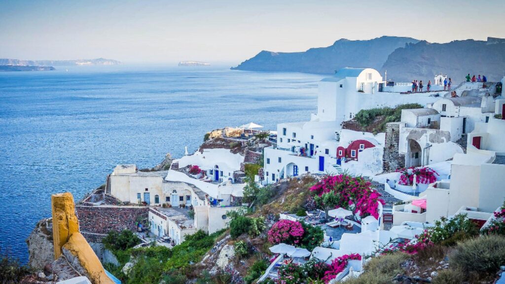 MAE: Atenționare de călătorie pentru românii care vor să meargă în insula Santorini