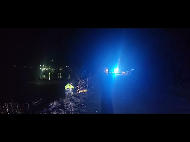 (VIDEO) Misiune contracronometru pentru salvarea a trei persoane care au căzut cu mașina în Olt