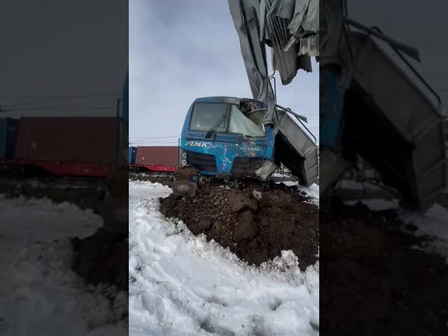 (VIDEO) Olt: Accident feroviar grav, după ce două trenuri s-au ciocnit. A fost activat planul roșu de intervenție
