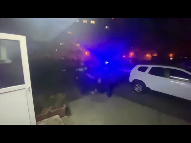 (VIDEO) Soț și soție prinși cu mașina plină cu ţigări