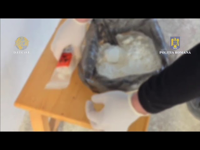 (VIDEO) Arestați pentru trafic de substanțe psihoactive. Vindeau droguri contra telefoane mobile