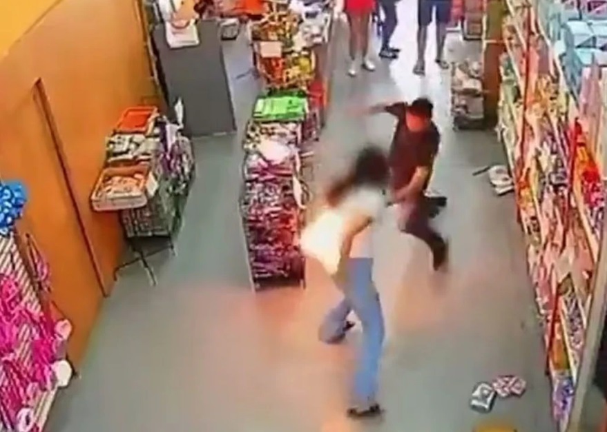 (VIDEO) Moment îngrozitor. Rănită după ce i-a explodat telefonul în buzunar