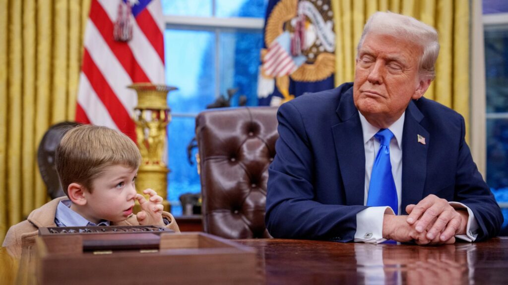 Trump trimite biroul Resolute Desk a fost îndepărtat după ce fiul lui Musk a șters aparent un muc de pe el