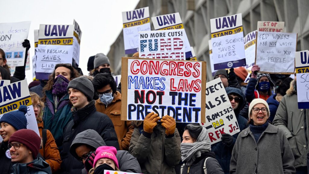 (VIDEO) Sindicatele angajaților guvernamentali protestează la Washington împotriva reducerilor federale de locuri de muncă ale lui Trump și Musk