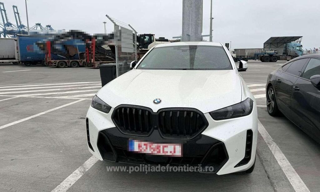 (VIDEO) Autoturisme de lux cu numere de înmatriculare și acte false, descoperite la frontieră
