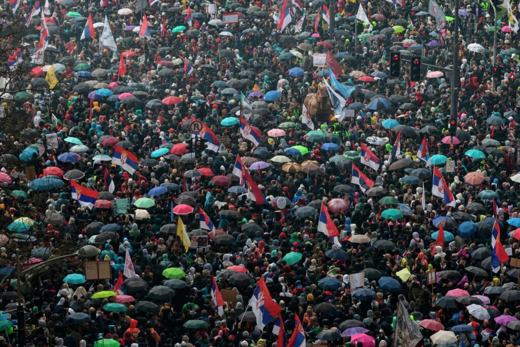 (VIDEO) Oficialii sârbi neagă atacul ilegal cu arme sonice asupra protestatarilor din Belgrad