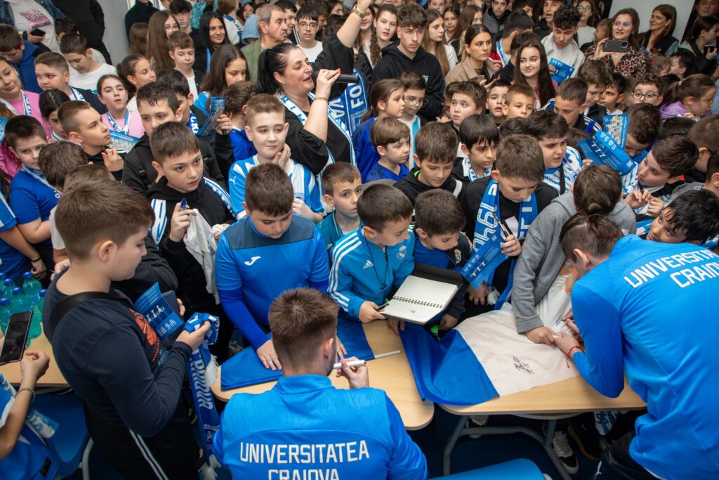 „U” Craiova o înfruntă pe Rapid în Capitală, împinsă de la spate de sute de copii