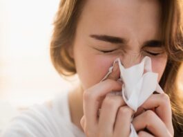 Femeie care strănută într-un șervețel