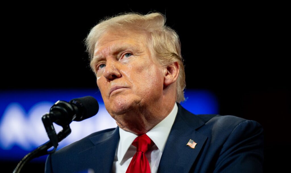 Trump a retras autorizaţiile de securitate pentru Kamala Harris şi Hillary Clinton şi alţi foşti oficiali