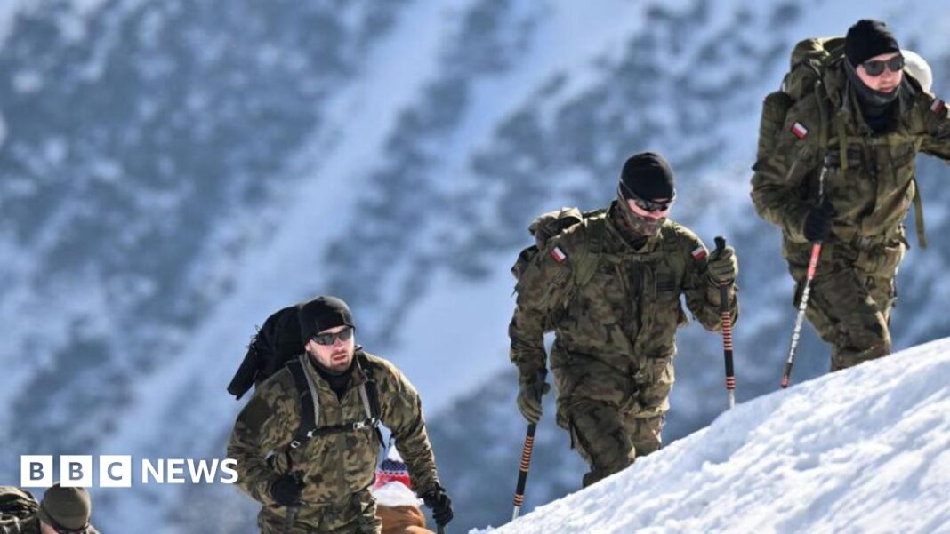 Donald Tusk își dorește ca toți bărbații din țară să aibă o pregătire militară