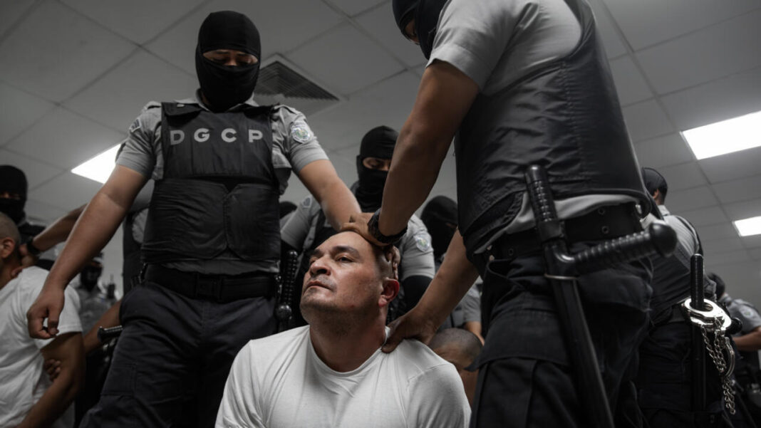 SUA a deportat sute de venezueleni suspectați de apartenență la grupări criminale