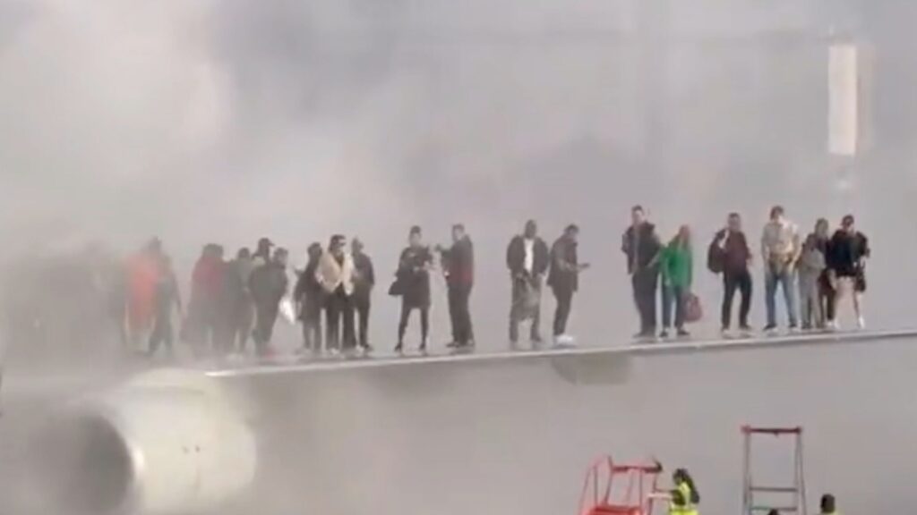 (VIDEO) Pasageri evacuați pe aripa unui avion American Airlines în flăcări