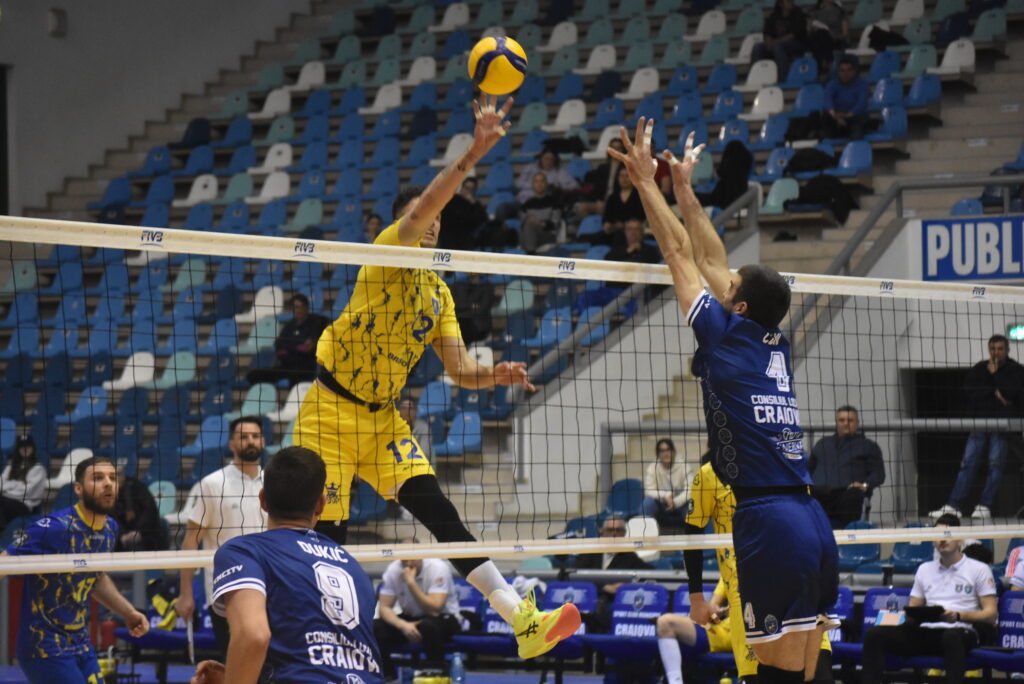 Volei (m) / Atât s-a putut! Corona s-a impus în Bănie, iar SCMU Craiova va juca finala mică