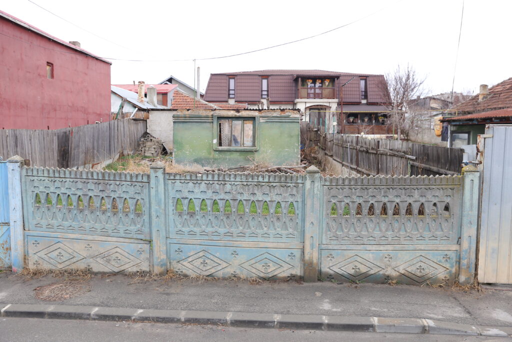 O craioveancă roagă primăria să-şi salubrizeze un imobil, aflat în ruină