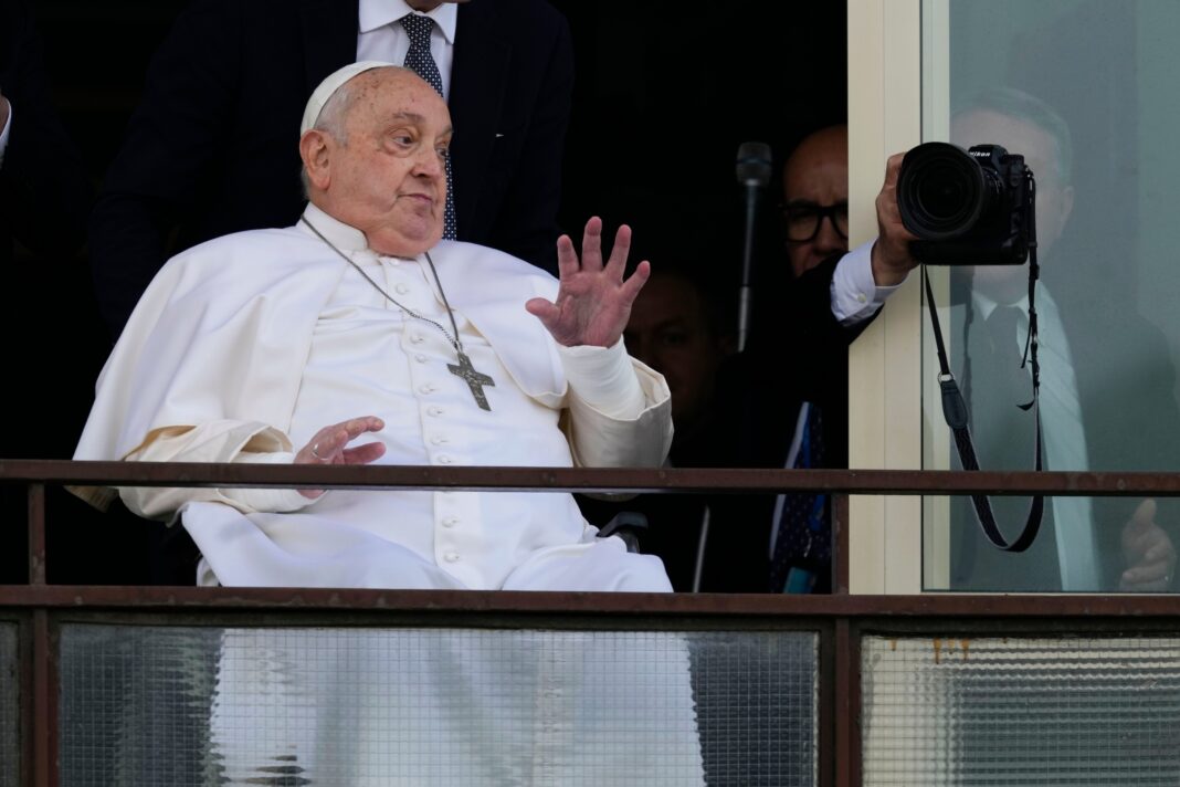 Papa Francisc a părăsit spitalul pe 23 martie, după 38 de zile de spitalizare