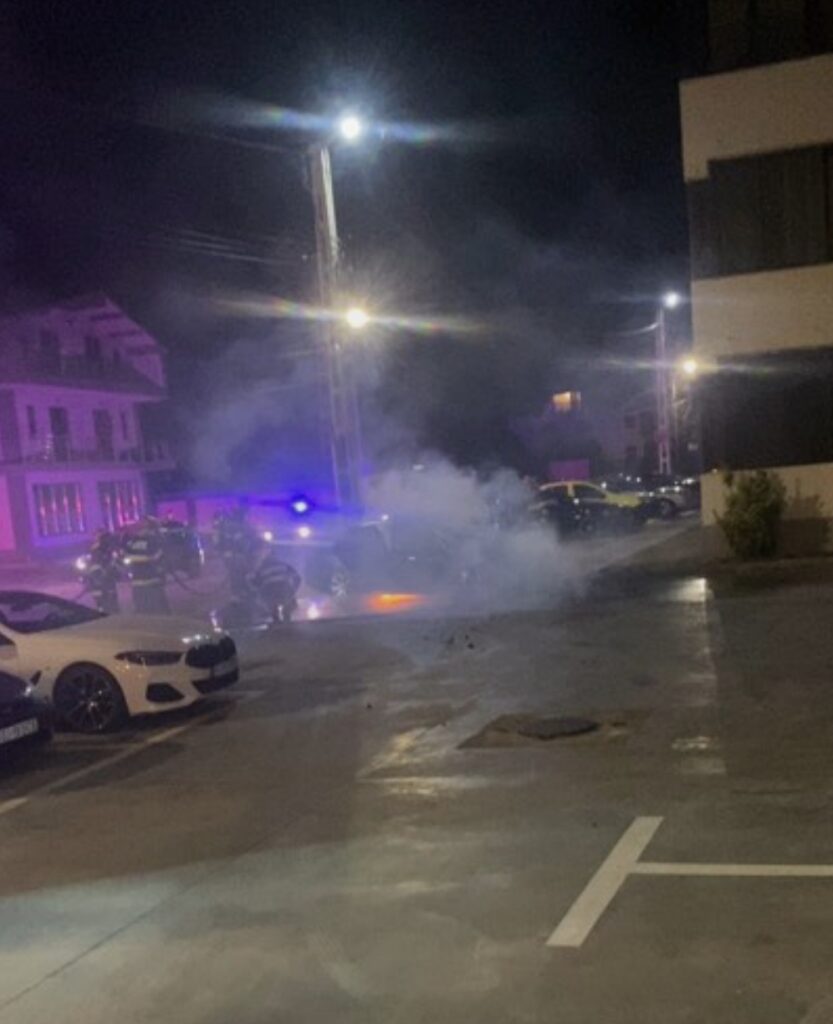 Târgu Jiu: Incendiu la o mașină parcată pe strada Bicaz