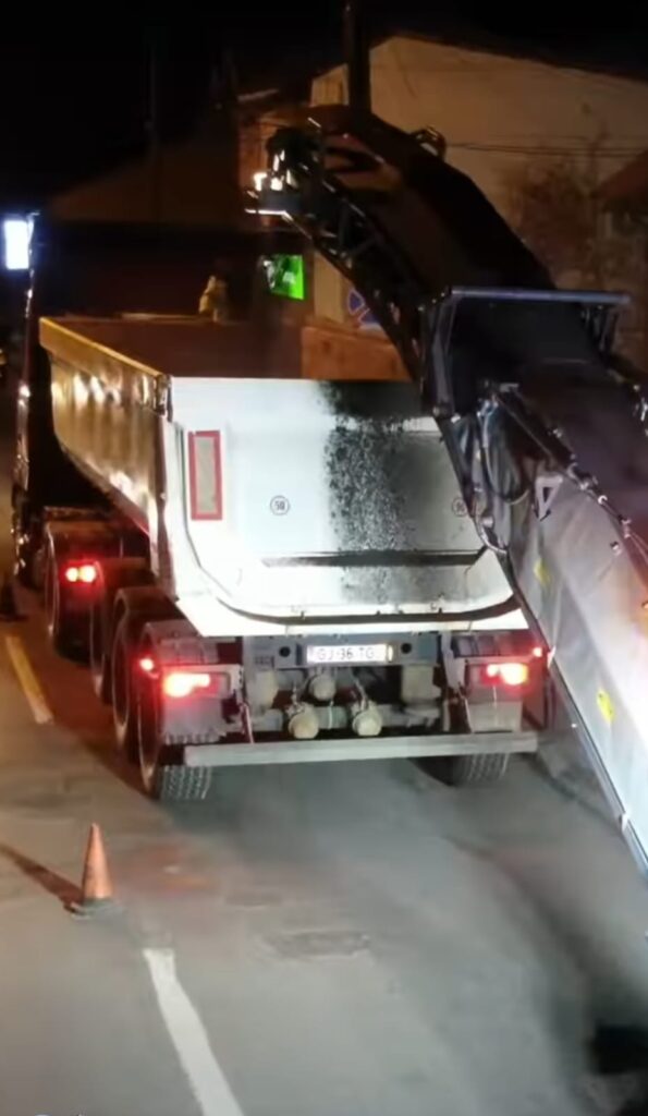 Asfaltări în timpul nopții pe strada 23 August din Târgu Jiu