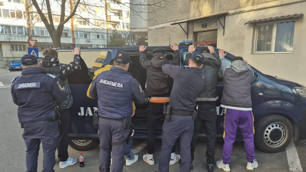 (VIDEO) Vâlcea: Substanțe interzise la un grup de persoane care simulau lupte de stradă în spațiul public