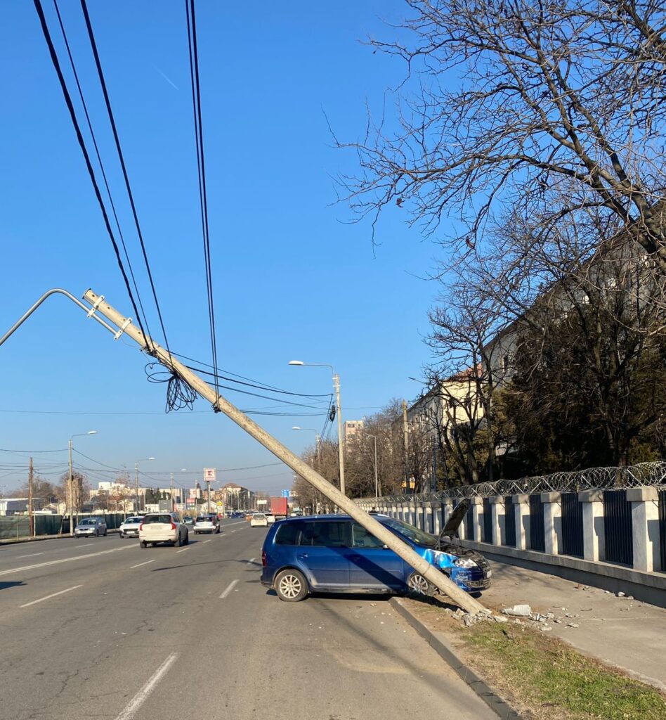 Craiova: O minoră și o femeie, rănite după ce mașina în care se aflau a intrat într-un stâlp