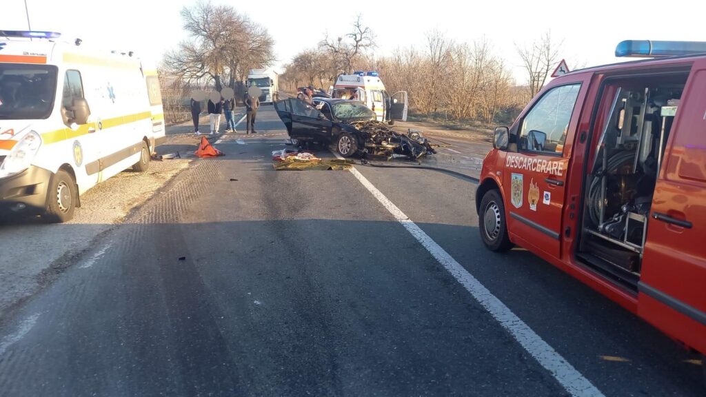 Vâlcea: Trei răniți, după ce două autoturisme şi o autoutilitară s-au ciocnit, pe DN 64