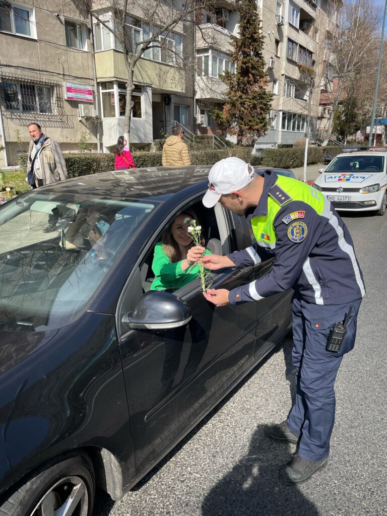 (VIDEO) Polițiștii vâlceni au oferit flori doamnelor  aflate la volan