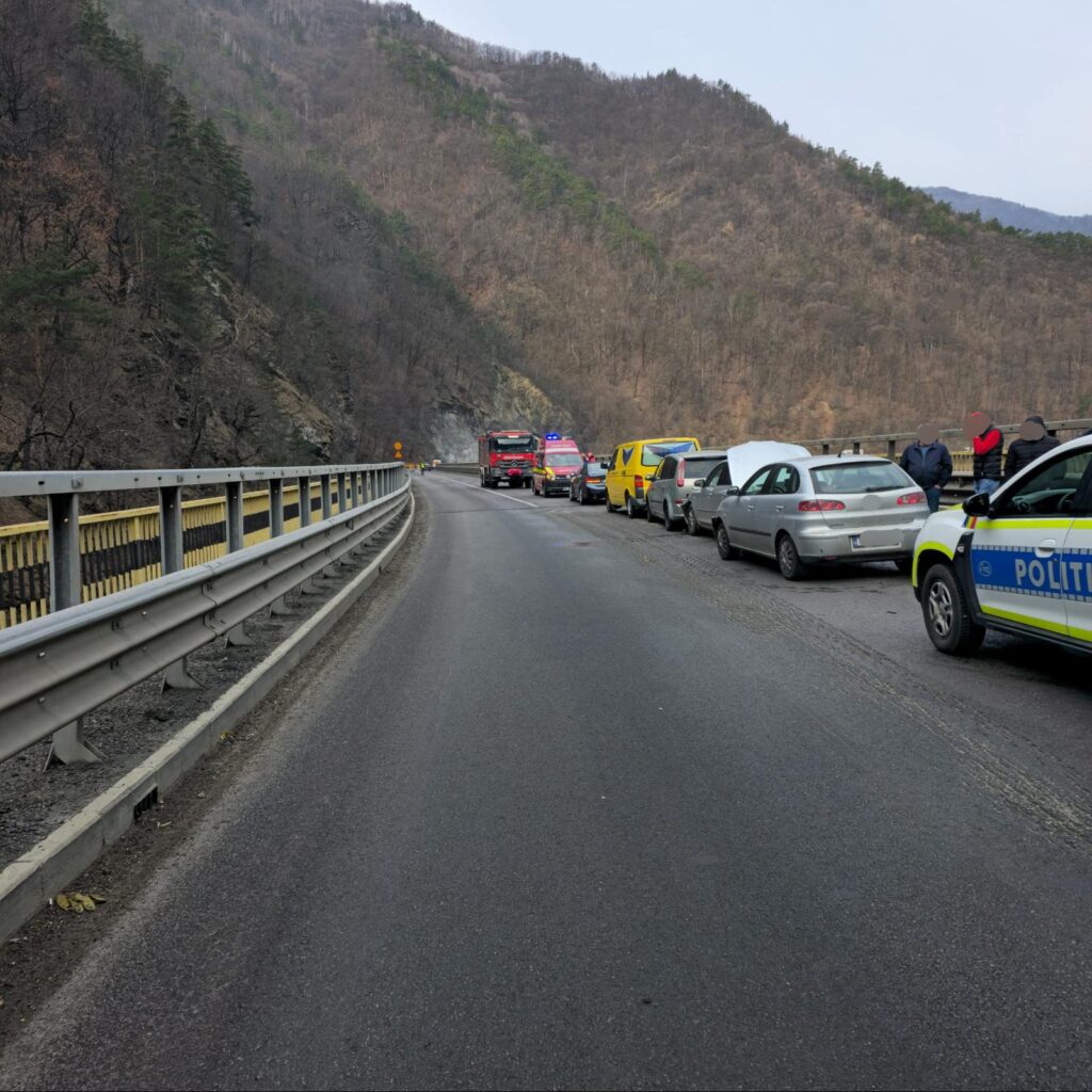 Vâlcea: Traficul blocat pe DN 7, după coliziunea dintre cinci autoturisme