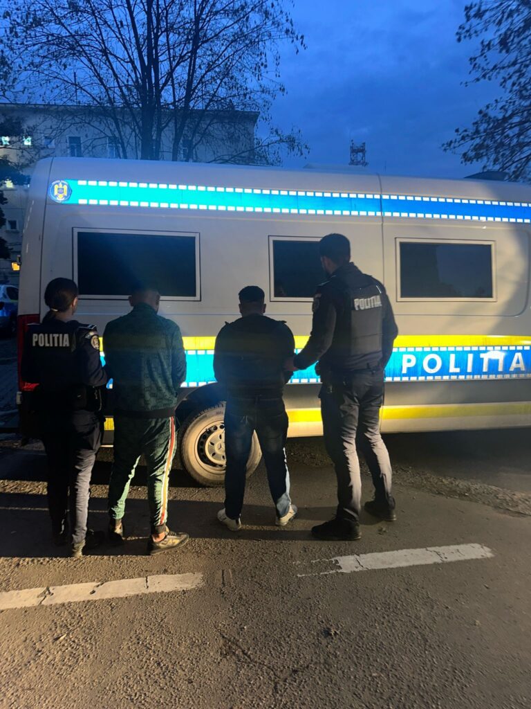 Doi tineri craioveni, urmăriți internațional pentru tâlhărie, prinși de polițiști