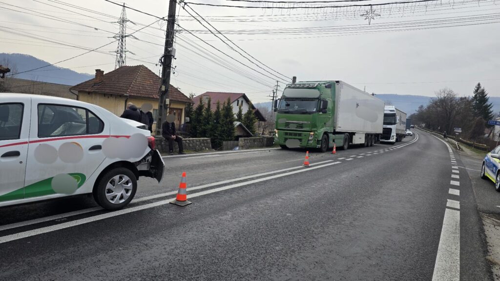Vâlcea: Coliziune între un autotren și un autoturism. O femeie și un minor, răniți