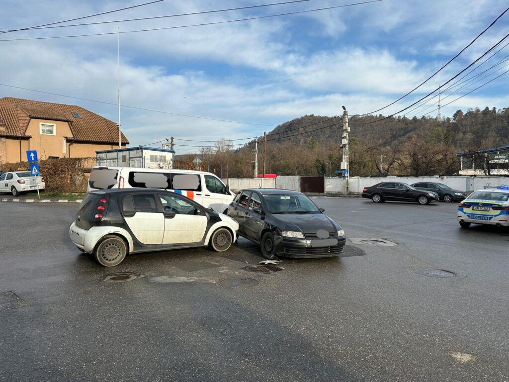 Vâlcea: Coliziune între două autoturisme. O persoană, rănită