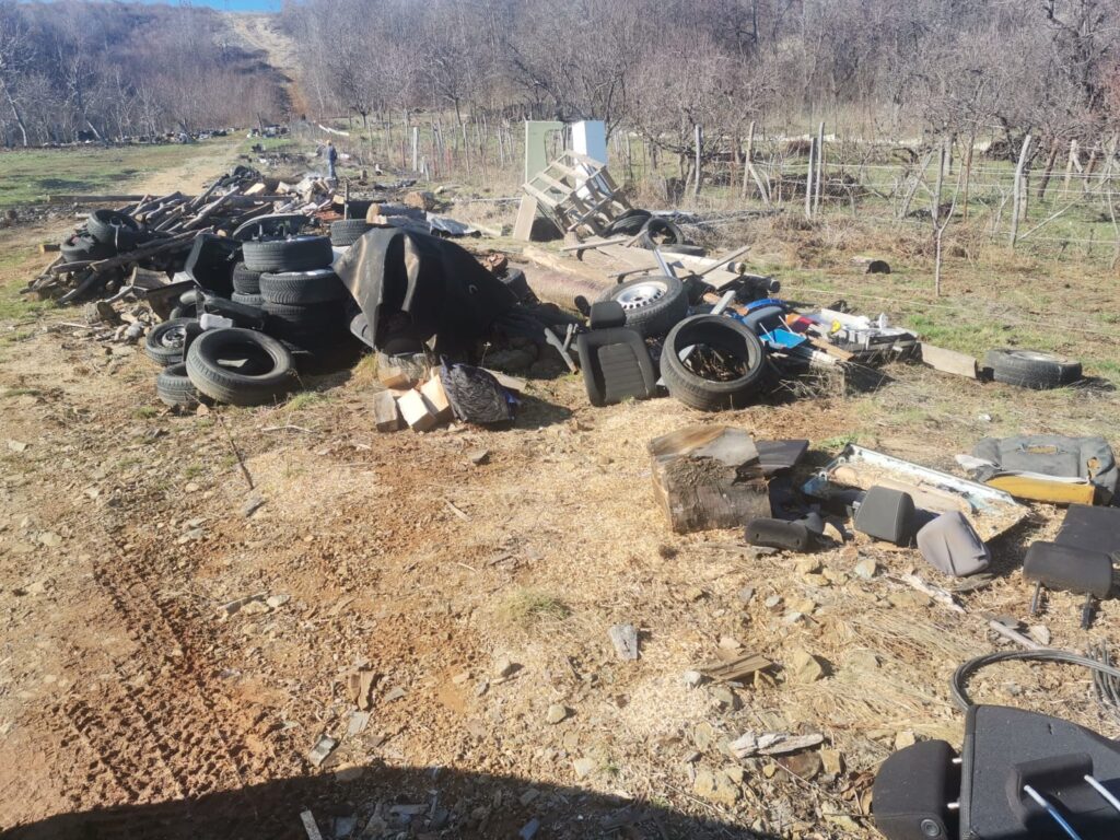 Jandarmii gorjeni au amendat cu 30.000 de lei un bărbat care incendia deșeuri auto
