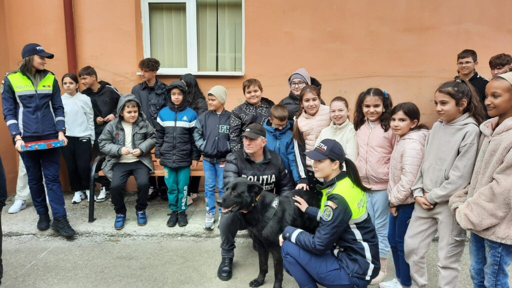 Gorj: Ziua Poliției, sărbătorită în avans la două școli cu peste 480 de elevi