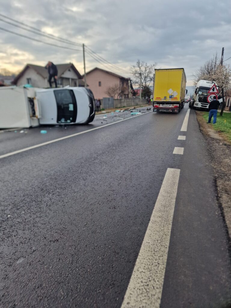 Vâlcea: Coliziune între două autoutilitare pe DN 7