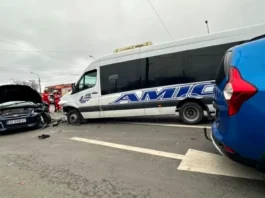 Şase vehicule, între care un microbuz de transport persoane, implicate într-un accident