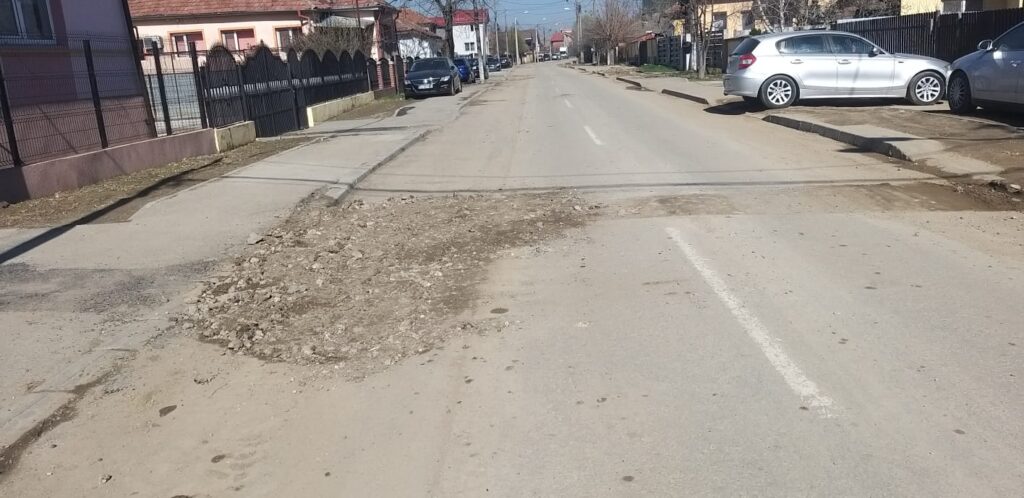 Asfaltare inedită pe două străzi din Craiova. Mixtură asfaltică de pământ cu pietre