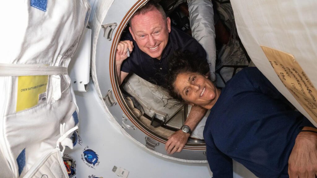 (VIDEO) Astronauții americani blocați pe ISS timp de nouă luni se întorc pe Pământ