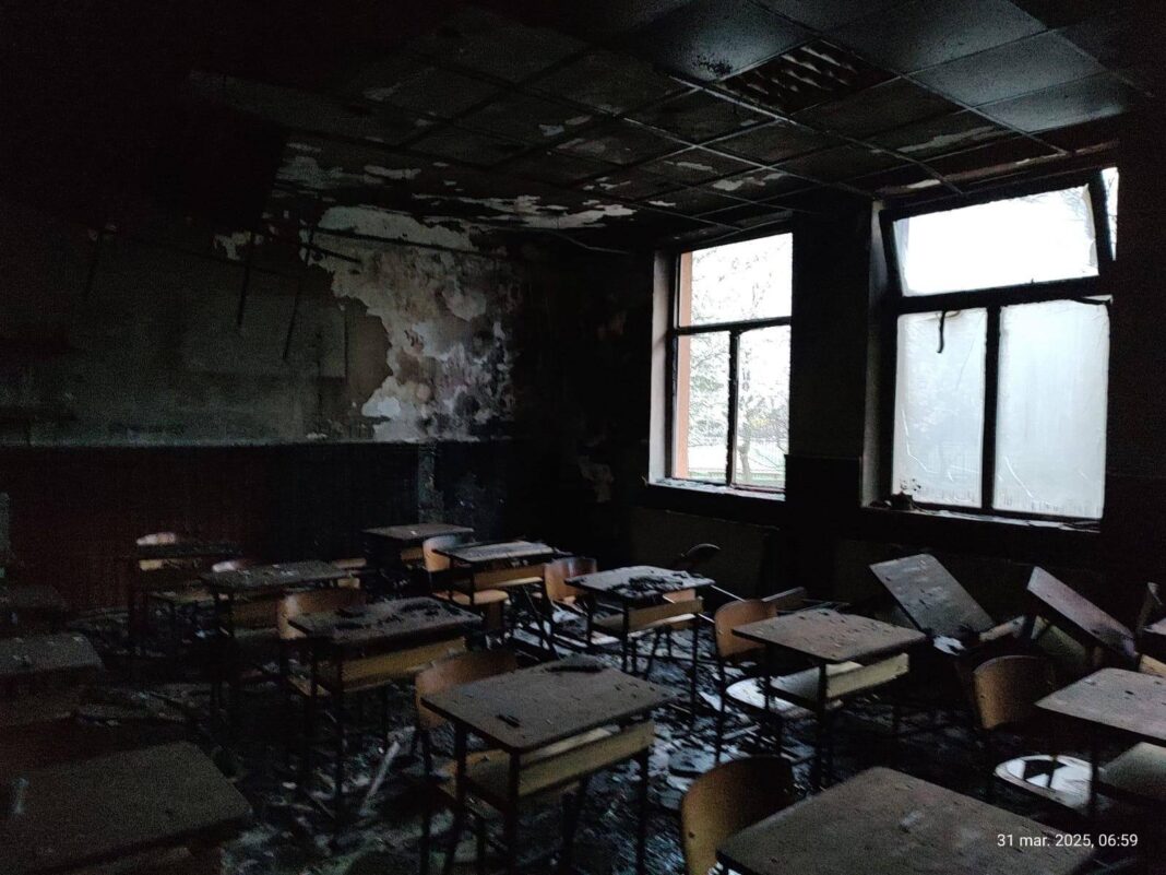 Sală de clasă, distrusă în întregime de un incendiu provocat la o şcoală dintr-o comună gălăţeană