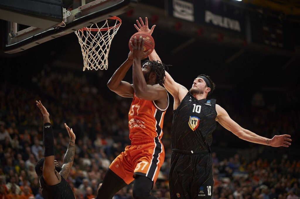 Baschet / UBT Cluj a pierdut cu Valencia şi părăseşte EuroCup în faza sferturilor