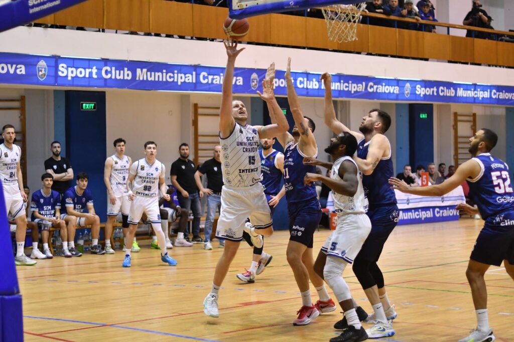 Baschet / Derbi oltenesc în Sala Traian! SCMU Craiova încearcă să răpună Vâlcea