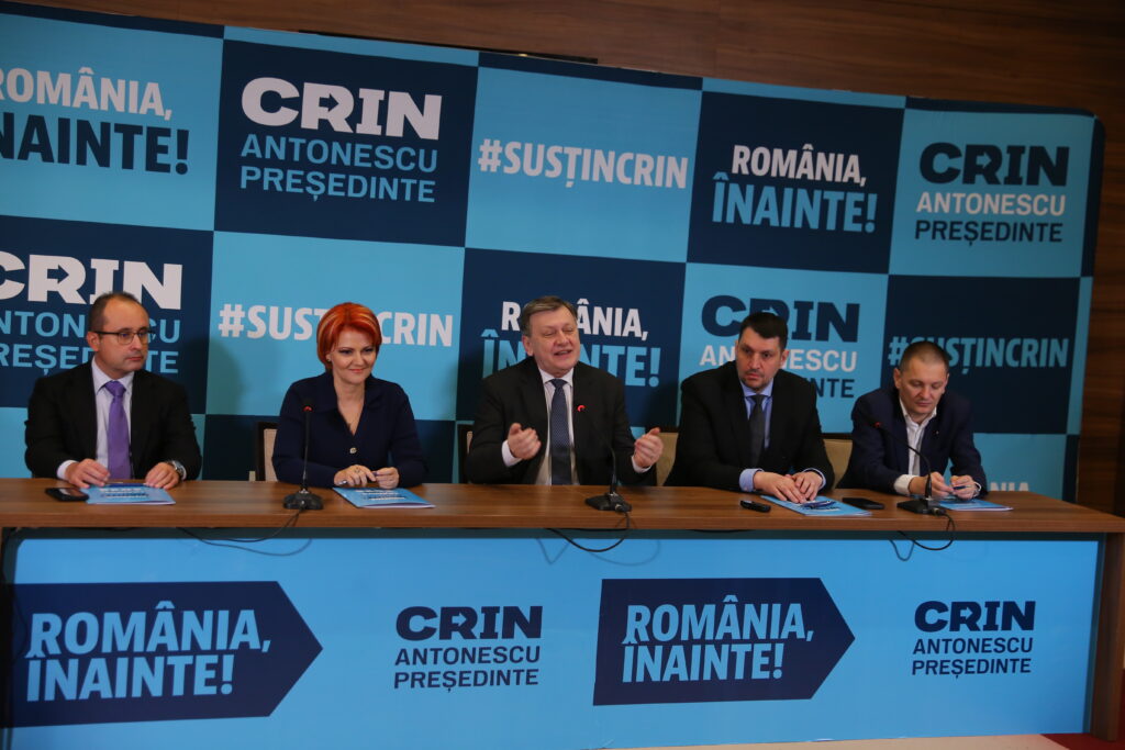 (VIDEO) A venit Crin Antonescu la Craiova. Olguţa Vasilescu şi Ştefan Stoica îi fac campanie. Împreună/ Ce a răspuns Crin la întrebările despre problemele care fac lumea să fiarbă