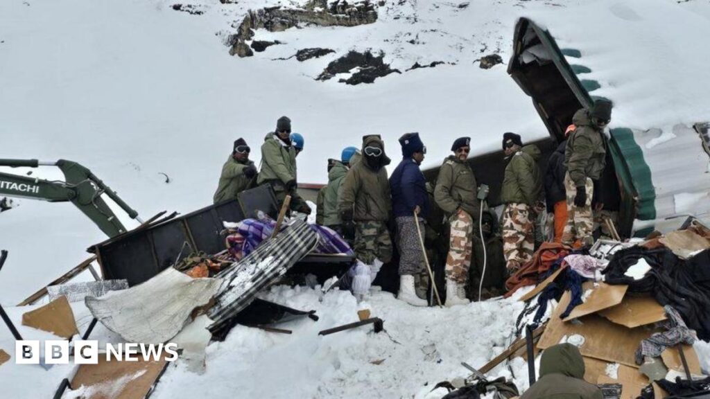 (VIDEO) Zeci de oameni găsiți vii în containere metalice după o avalanșă din India