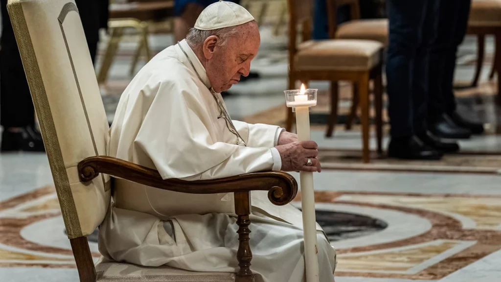 Papa Francisc trebuie să „reînveţe să vorbească”. O problemă generată de oxigenoterapie