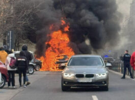O maşină a luat foc pe Calea Moşilor din Capitală. Focul s-a extins la alte patru autoturisme