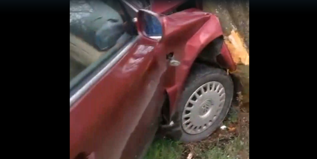 VIDEO – Dolj: Un tânăr fără permis a intrat într-un copac, după ce nu a oprit la semnalul polițiștilor