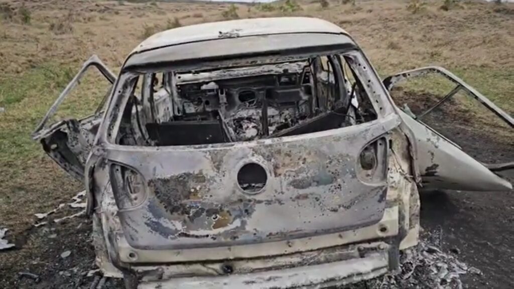 Buzău: Două cadavre carbonizate, găsite într-o mașină incendiată